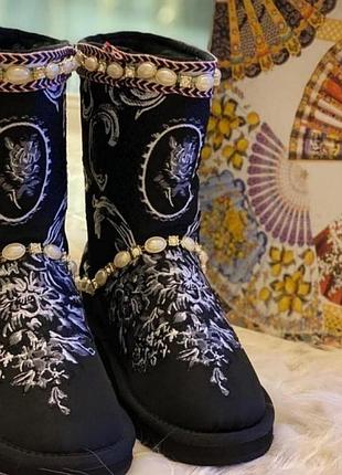 Черевики жіночі зимові чорні з білою вишивкою та перлами
