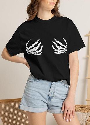 Футболка с принтом в виде скелетных рук на груди unisex