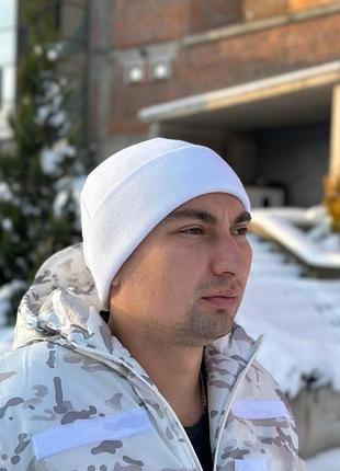 Шапка в * связана белая