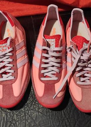 Стильні замшеві жіночі кросівки adidas