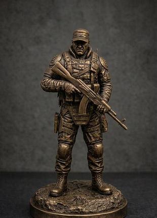 Фигурка персонажа шрам с автоматом s.t.a.l.k.e.r. 2 (8х8х15 см) — подарок геймера, мерч сталкер