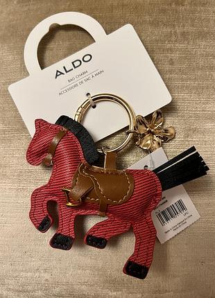 Брелок aldo у формі червоного коня.