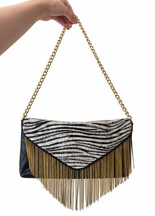 River island — чорна сумка-клатч із зебровим принтом та золотистою бахромою