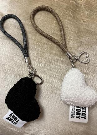 Брелок з підвіскою у формі плюшевого сердечка. handmade. у наявності в двох кольорах: чорний та білий.