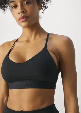 Топ nike dri-fit indy light-support sports bra