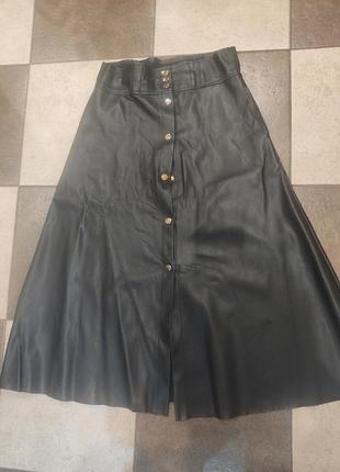 Трендовый кожаный сарафан zara