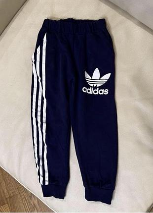 Спортивні штани adidas на хлопчика 4 роки ріст 104 стан ідеальний не оригінал на манжетах з кишенями дов 54, крок 34, пояс 20.5