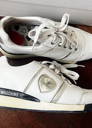 Жіночі білі шкіряні кросівки бренду love moschino