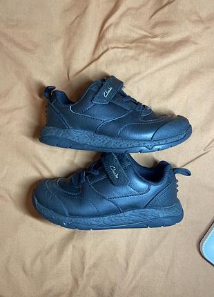 Кросівки дитячі clarks, чорні, шкіряні, на липучці, з 3d шипами динозавра. на стопу 16 см