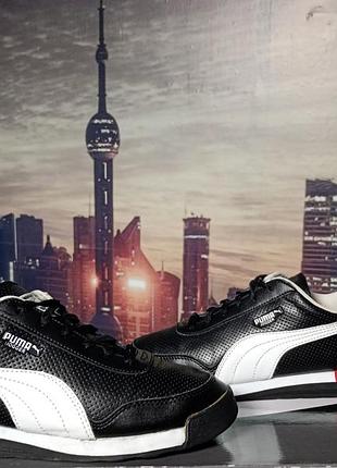 Оригінальні чоловічі кросівки puma jogger у класичному чорно-білому забарвленні з червоною вставкою на підошві.  
країна виробництва: індонезія