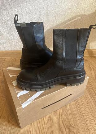 Продам, стильні, сучасні челсі zara 39 розміру, на стопу 25, 26 стопу, в ідеальному стані, шкіряні, на сезон осінь , весна,  по бокам резинка. дуже ок