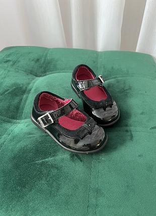 Босоніжки для дівчаток, чорні clark’s 2