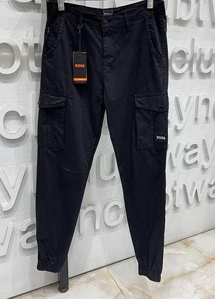 Чоловічі штани hugo boss в чорному кольорі