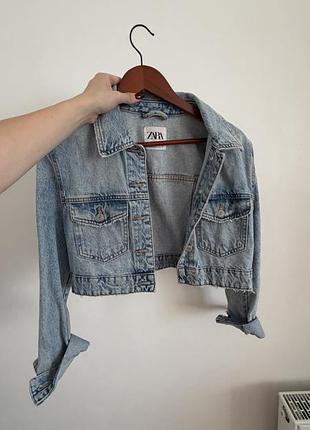 Вкорочена джинсова куртка zara