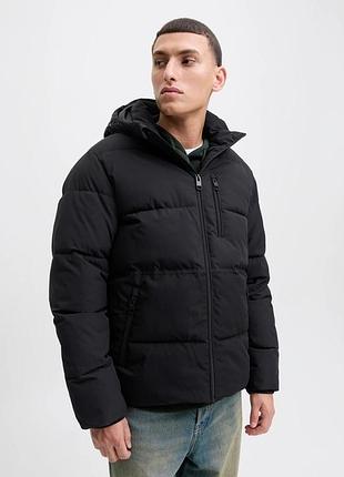 Куртка чоловіча jack & jones 12278792 — це чоловіча пуферна куртка (демісезонна або зимова модель owen) у стилі casual з капюшоном   jack & jones