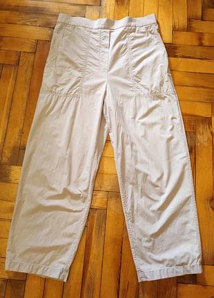Женские хлопковые брюки от бренда cos, а именно популярная модель cotton barrel-leg utility trousers