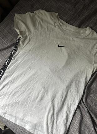 Футболка жіноча nike біла з логотипом