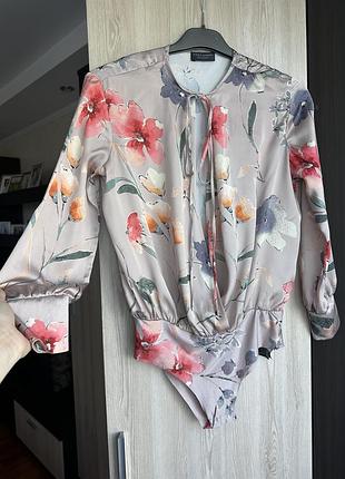 Атласне боді zara з квітковим принтом та глибоким вирізом