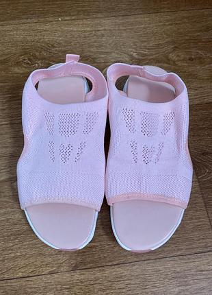 Продам ніжно-рожеві сандалі  sketchers з мʼяким дихаючим сітчастим верхом