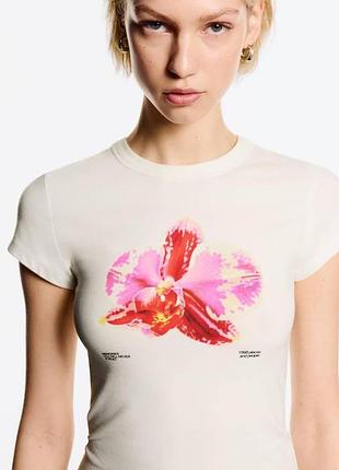 Укорочена футболка bershka з принтом орхідеї (baby tee) — розмір s