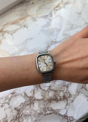 Жіночий годинник casio — класичний аналоговий, сріблястий, прямокутний, з датою