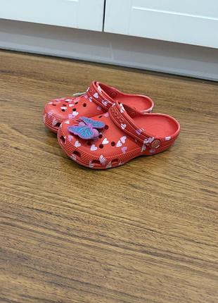 Босоніжки та сандалі для дівчинки crocs червоні, розмір 31