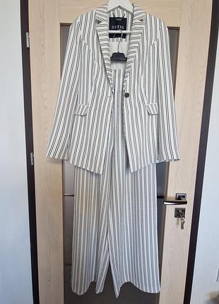 Жіночий брючний костюм guess у смужку білий