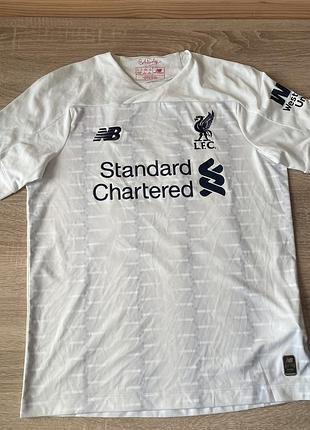 Офіційна гостьова футболка (away jersey) футбольного клубу «ліверпуль» сезону 2019/2020, виготовлена технічним спонсором new balance.