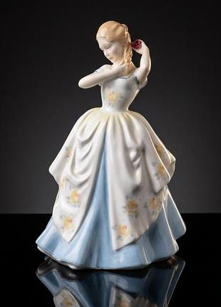 Порцелянова статуетка royal doulton "laura" hn 2960 англія