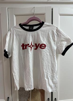 Біла футболка ringer-style бренду bershka з колекції, присвяченій troye sivan
