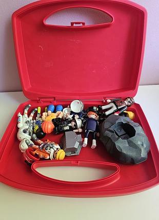 Іграшковий набір фігурок та аксесуарів playmobil у червоній валізці-кейсі.