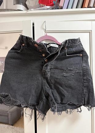 Стильні чорні джинсові шорти zara з потертостями та необробленим краєм