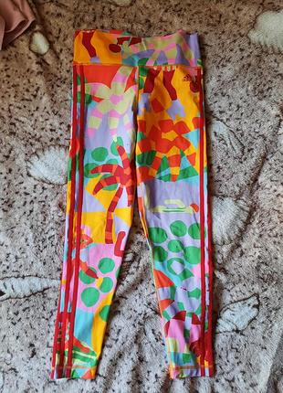 Яркие леггинсы adidas