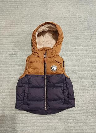 Утепленная жилетка h&amp;m с капюшоном, размер 98-104
