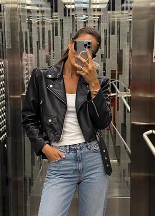 Чорна куртка bershka