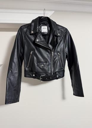 Чорна куртка bershka 2