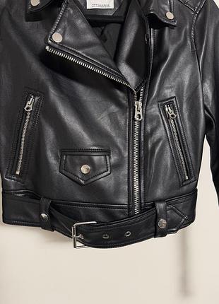 Чорна куртка bershka 4