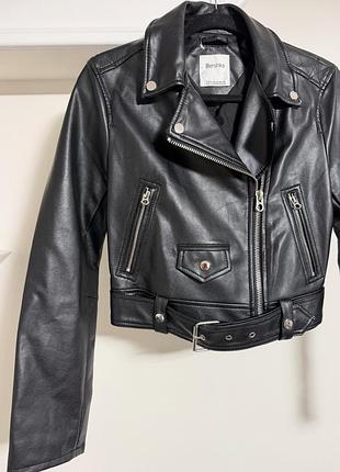 Чорна куртка bershka 5