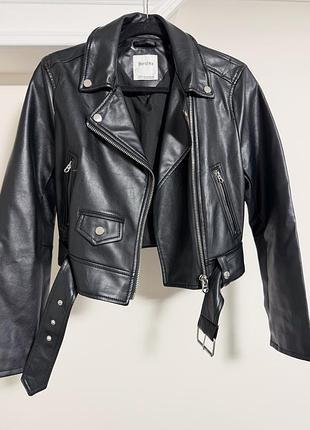 Чорна куртка bershka 8