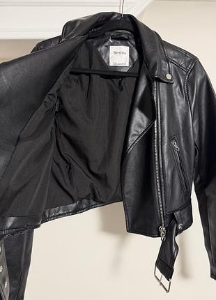 Чорна куртка bershka 10