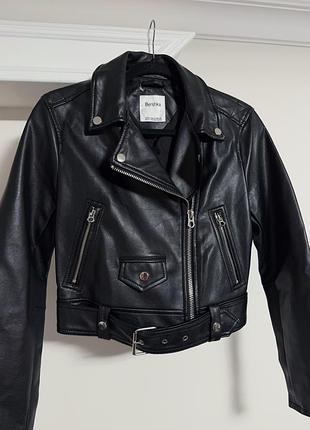 Чорна куртка bershka 3