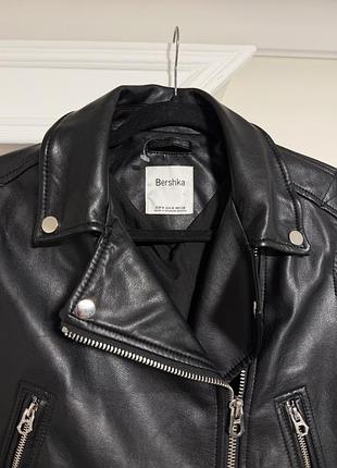 Чорна куртка bershka 6