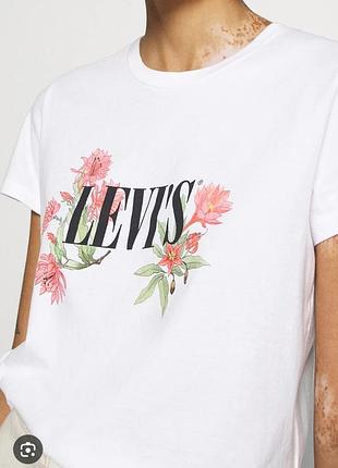 Футболка жіноча levi's біла розмір s з квітковим принтом