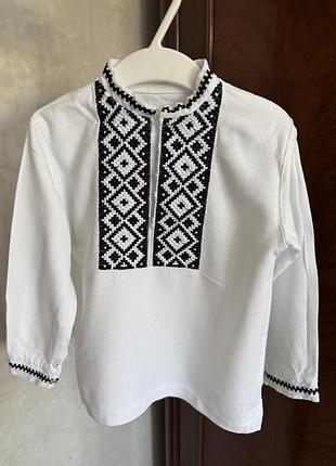 Вишиванка для хлопчика, біла з чорною вишивкою