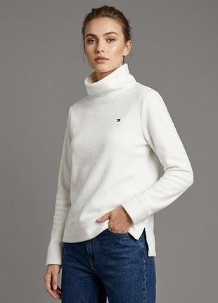 Женский белый флисовый пуловер с уютным высоким воротником и фирмовым логотипом tommy hilfiger на груди
