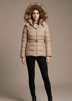 Женский бежевый пуховик zara с приталенным силуэтом
