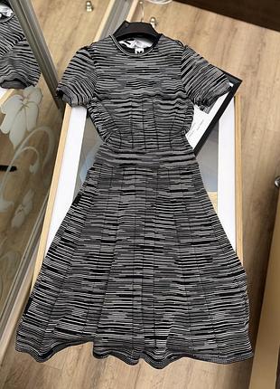 Плаття missoni в чорно-білий смугастий візерунок і розкльошений силует