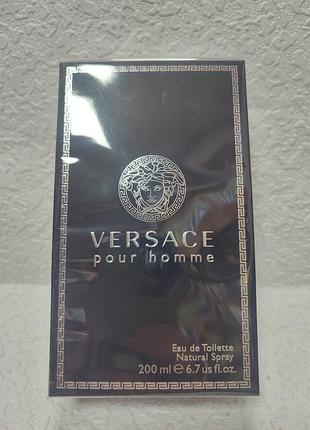 Мужская туалетная вода versace pour homme объемом 200 мл
в фирменной черной упаковке с меандровым орнаментом и логотипом бренда-головой медузы горгоны