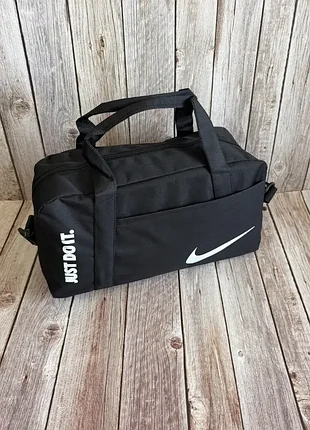 Містка дорожня сумка nike чорна, 1 основне відділення та 2 зовнішні кишені