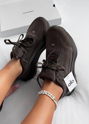Кроссовки женские alo yoga runner brown